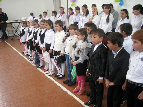 Школьная линейка 1 сентября. Ученики поют Гимн России