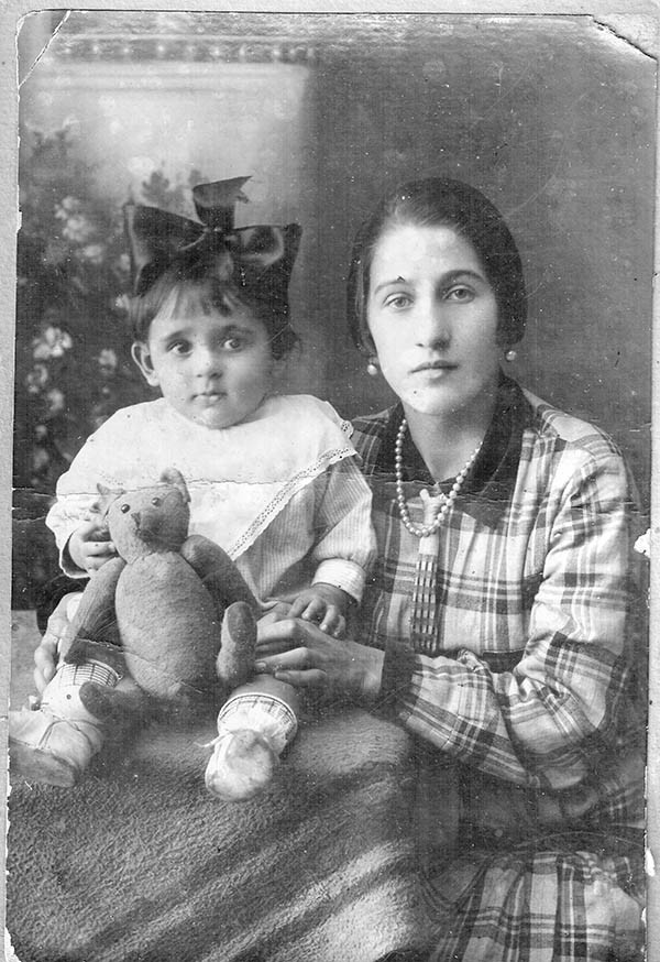Женечка Наникьян с тётей, Махачкала, 1930 г.