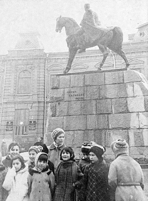 Школьники у памятника Махачу Дахадаеву, 80-е