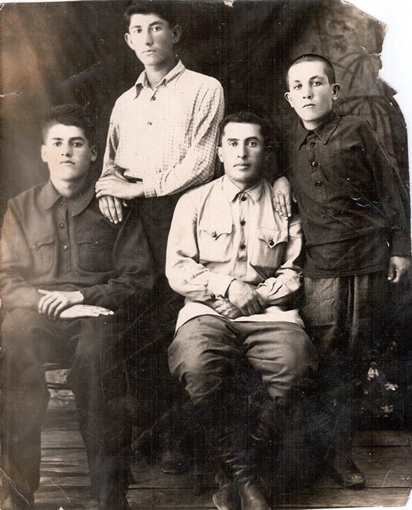 Буйнакск, 1936 г. Магомед с друзьями