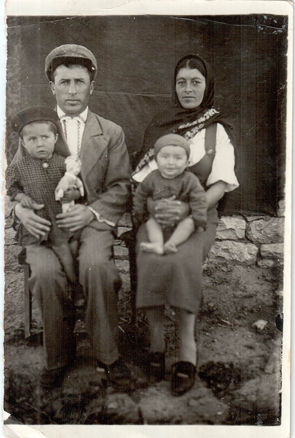 С женой и дочками: Патимат и Шамай, Хунзах, 1950 г.