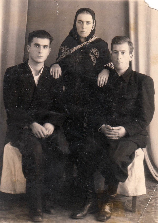 Отец Асельдер Гаджиев (справа) с женой Жавазат и братом жены Гаджи, начало 1960-х