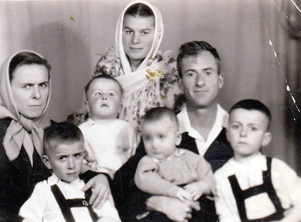 Семья Гаджиевых, 1962-й, на руках у папы Муса