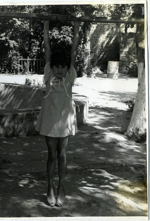 Мадина на турнике во дворе дома, конец 70-х гг.