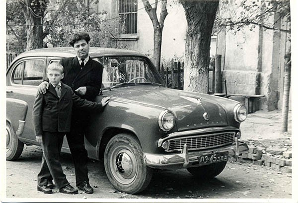 Махмуд Магомедов с племянником Анатолием Судаковым во дворе дома на Горького, 1963 г.