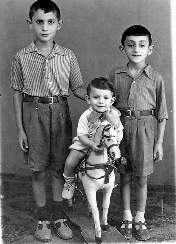 Эдуард (на лошадке) с братьями Изиком и Рубеном, 1960-й