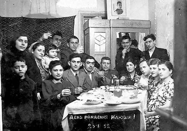 Праздник у соседей. Во главе стола хозяин дома, фотограф Илья Миоров. Первые слева (сидят) – жена и муж Кукулиевы, 1952-й год.