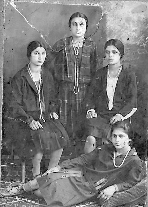 Сапиро Кукулиева, тётя (слева вторая), начало 30-х