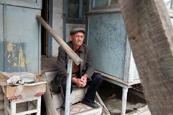 У стариков-беженцев нормальной жизни почти не осталось. Будет ли она у молодых?