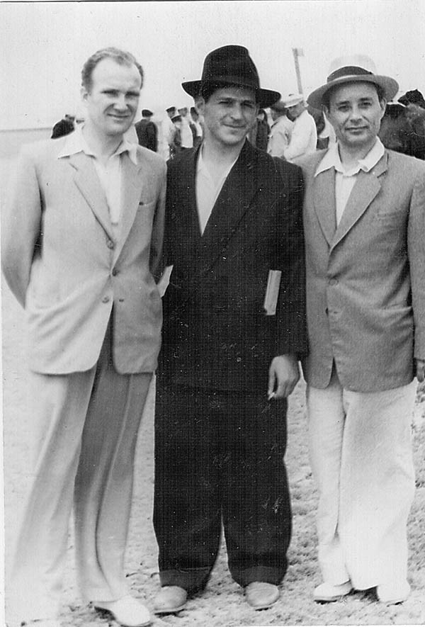 Дмитрий Трунов (в середине) с друзьями  на городском пляже, 1950-е гг.