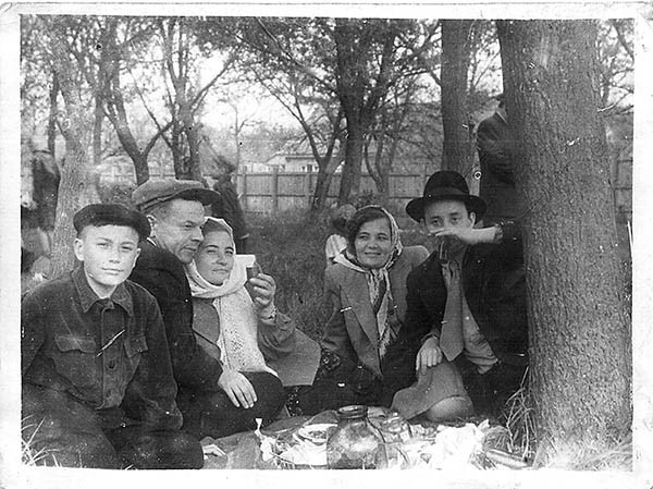 Маёвка в Парке нефтяников, слева направо – Славик Трунов, Василий Булатников с женой, Дмитрий и Любовь Труновы, 1953 год