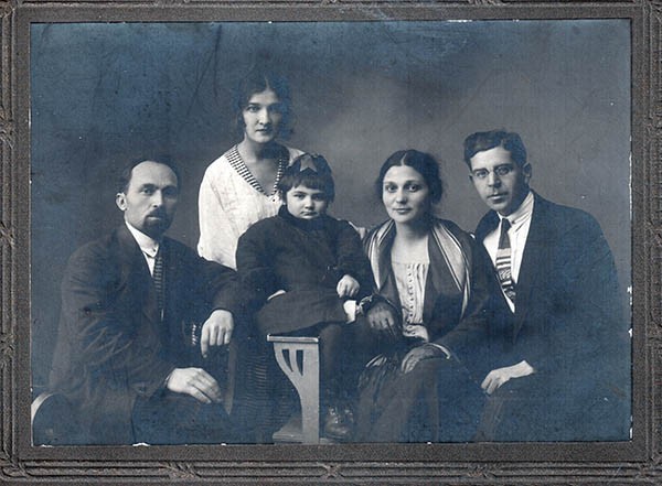 Давид, Лидия и Нонна Маркозашвилли (справа налево) с Борисом Козыревым и его женой Люсей, Махачкала, 1926 г.