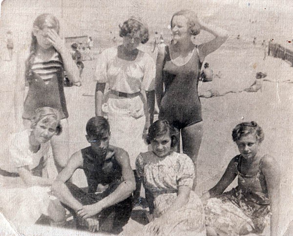 Городской пляж, 2-я справа (сидит) Нонна, слева (стоит) Калерия Сталиади, 1939 год