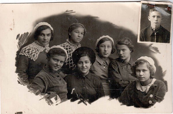 Нонна Маркозашвилли (первая слева) с одноклассницами, Махачкала, 1939 год