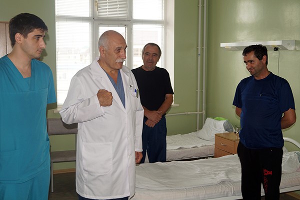 О. А. Махачев с пациентами
