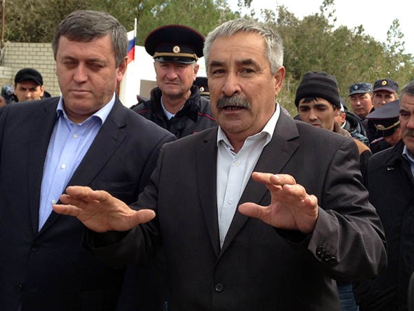 Собравшимся объяснял обстановку Ахмед Баталиев (слева). Родственник убитого Руслан Адильгереев (справа) не верил