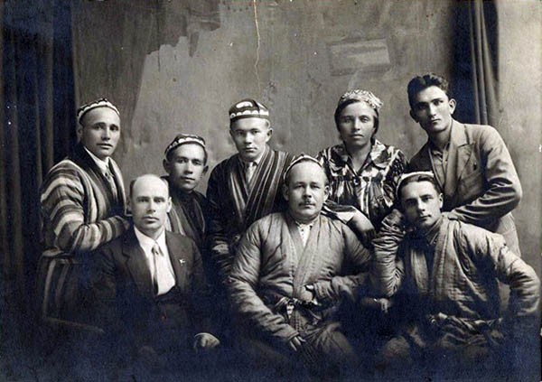 Группа делегатов Татарской республики на VI Съезде Советов Узбекской ССР.  Справа в верхнем ряду Ахмед Исаев (дед), 1936 год