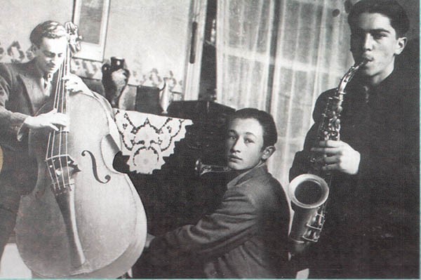Мурад Кажлаев (за фортепиано) с друзьями, Баку, 1946 год