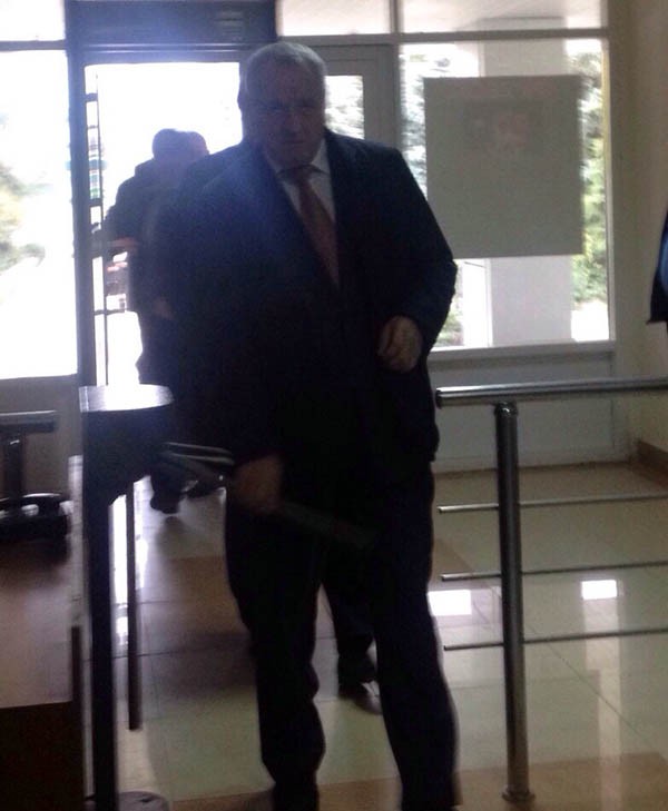 Рамазан Алиев входит в здание райадминистрации