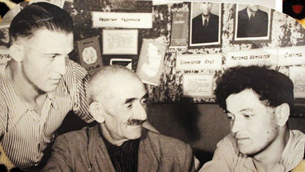 Слева направо – Адалло Алиев, Народный поэт Дагестана Абуталиб Гафуров, лакский поэт Нурадин Юсупов, 1957 г.
