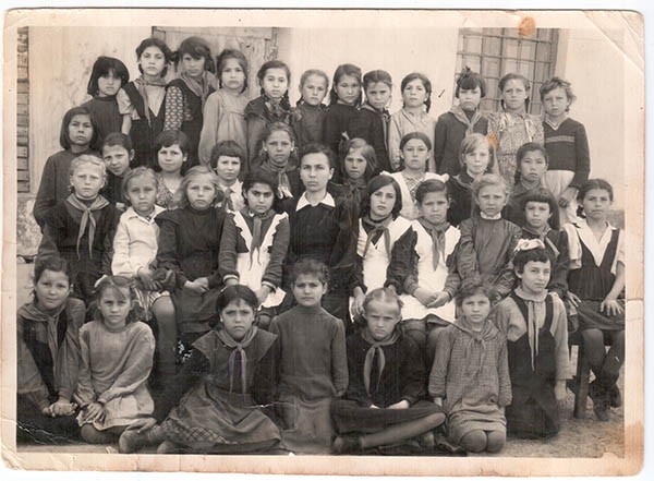Женская школа №13, 3-й класс, в верхнем ряду 3-я справа – Сашенька Ружинская, 1950 год
