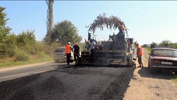 Укладка асфальта на трассе  Маджалис — Мамедкала