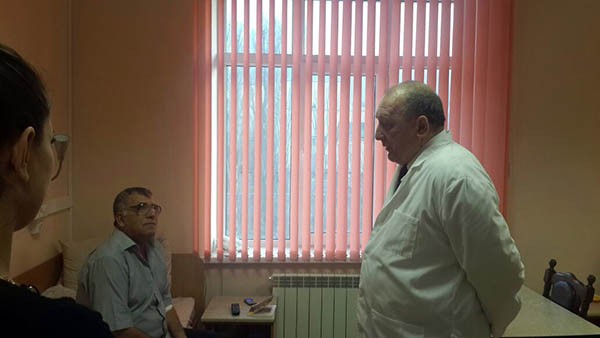  Руководитель МЦА Гамид Рашидович Аскерханов даёт послеоперационные рекомендации пациенту