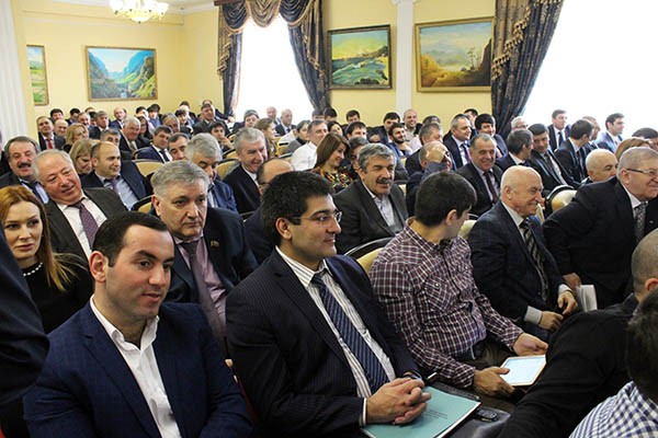 Почётные гости внимательно слушают о новом курсе развития Дагестана