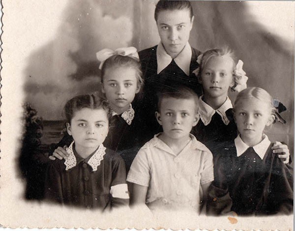 Лида Филиппова (первая справа) с учительницей Лизаветой Александровной и одноклассниками Соней Рабаевой, Галей Раджабовой, Валей Шаповало