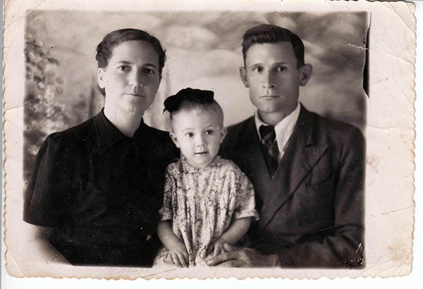 Лидия Филиппова с родителями Ольгой и Виктором, 1949 г.