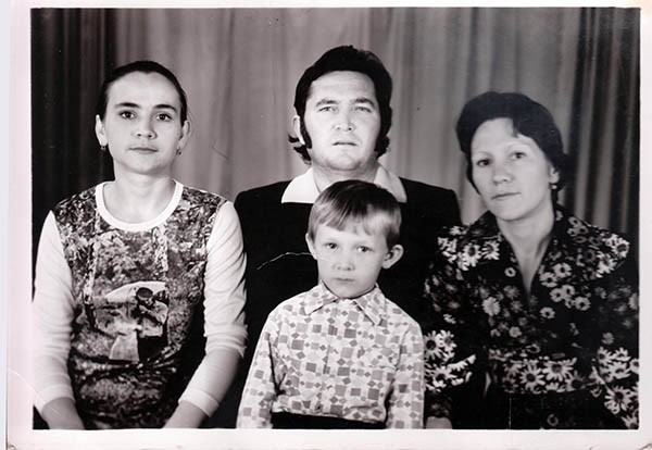 Лидия Санглибаева (Филиппова) (первая справа), с мужем Русланом Санглибаевым, дочерью Натальей и сыном Эдуардом, 1970-е гг.