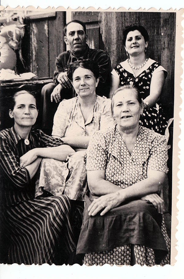 В нижнем ряду Ольга Филиппова (мать), тетя Тося Серова, Мария Васильевна Наркевич, стоят   дядя Саша Серов, Ева Абрамова, 1950-1960-е гг