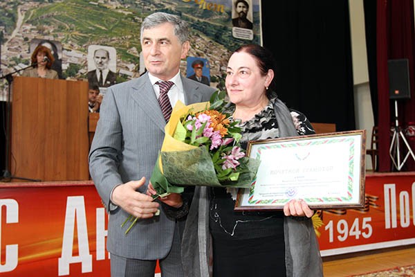 Вице-премьер Гасан Идрисов вручает  награды правительства