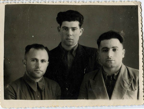 Якуб Рувинов (слева) с товарищами, 1950-е гг