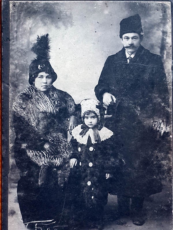 Анастасия Дембендерова с мужем и дочерью. 15 апреля 1915 г.