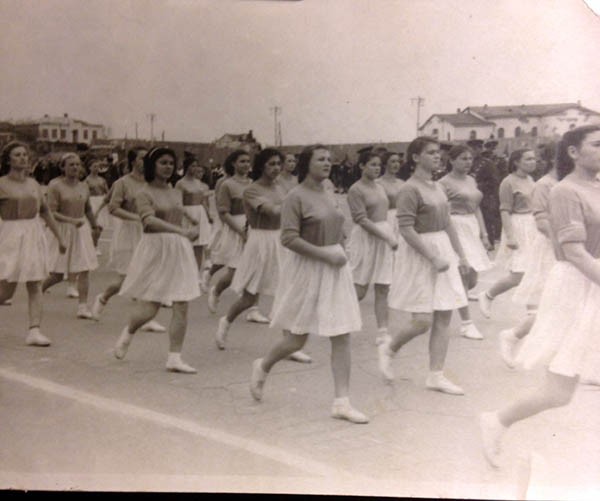 Первомайская демонстрация на площади Ленина, маршируют студенты медучилища, 1955 год.