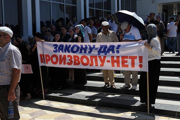 Митингующим приходилось защищаться от жары, но от защиты Муртазалиева и Виноградова они не отказались...