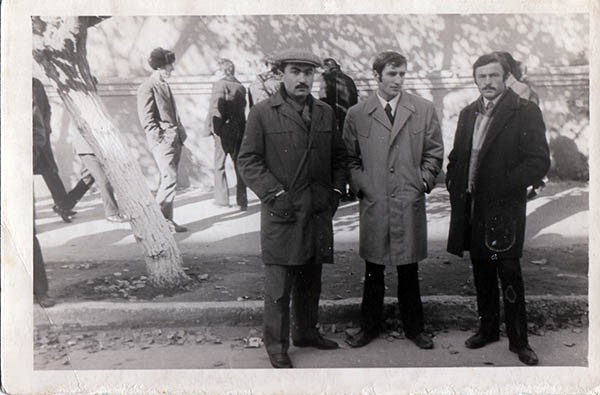 Возле дома на Набережной. Слева Арслан Абдуллаев (папа), 1970-е гг.