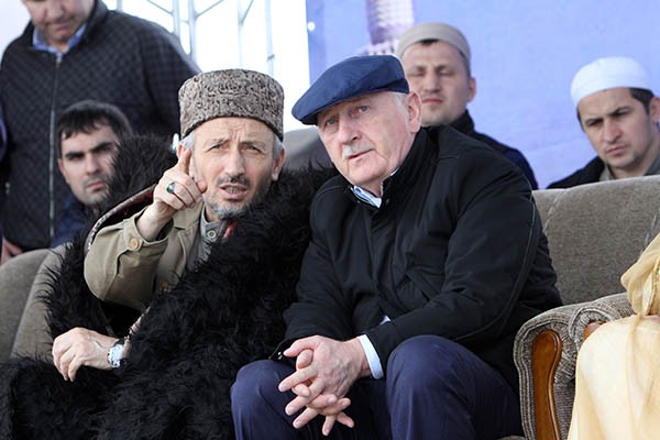 Народным президентом Дагестана Ахмад-хаджи Абдулаев (слева) чувствует себя давно...
