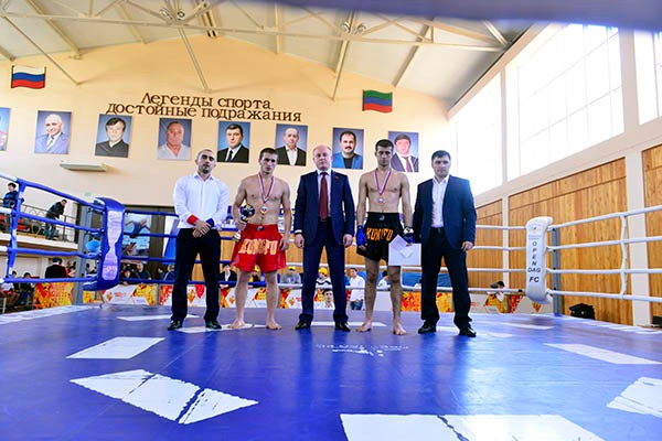 Ислам Гусейханов с чемпионами