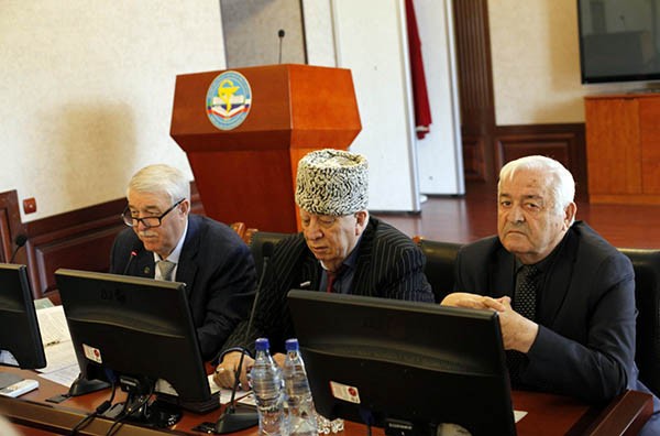 Представители Совета Старейшин г. Махачкалы (слева направо): Д. Р. Ахмедов, О. О. Бегов, И.А.Чербизгиев