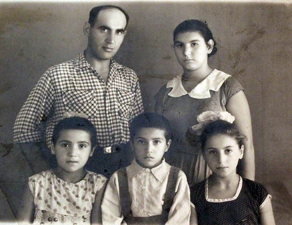 Сусанна (внизу слева) с родителями, братом и сестрой, 1963 г.