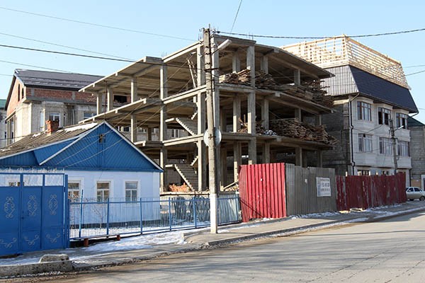 Этот многоквартирный дом в Каспийске собираются подключить к коммуникациям частного сектора