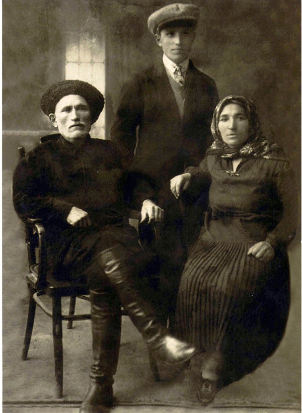 Абдулмуталиб Гашимов с женой и сыном Расулом, 1930-е годы