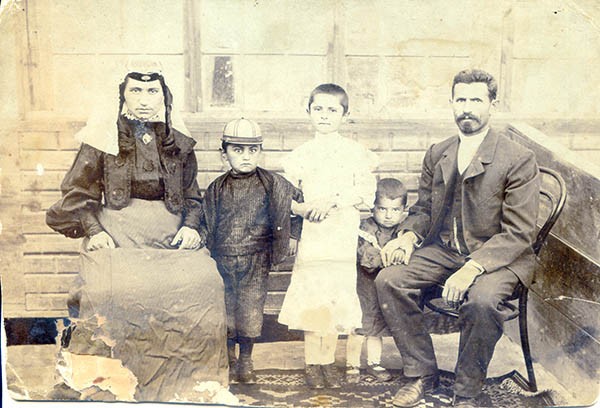 Макар Касиев с  первой женой и детьми, 1913 г.