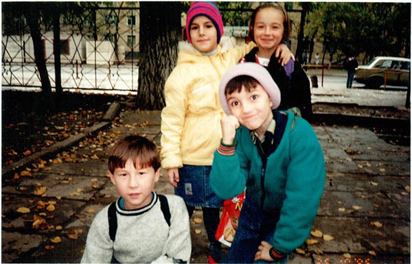 Дети из дома на Буйнакского, 6. В верхнем ряду  первая слева – Патимат Гамзатова, 1990-е гг.