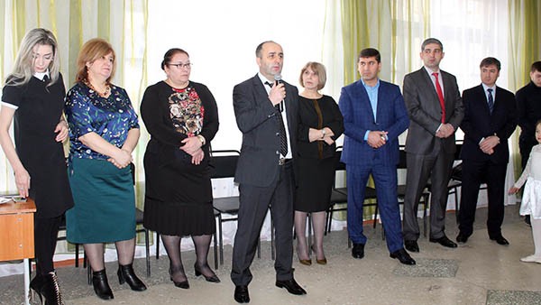 Ректор ДГМУ Сулейман Маммаев вместе с директором лицея №22  Саламат Анатовой на открытии стоматологического кабинета 