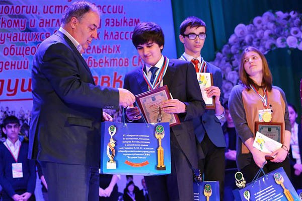 Начальник Управления образования Хасавюрта Руслан Ибрагимов вручил призы победителям