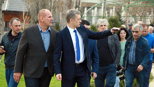 Владимир Иванов (в центре) знает, что в работе с политическими тяжеловесами нужна дипломатичность