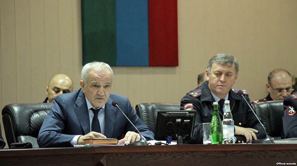 Магомед Хизриев (на заднем плане слева) долгое время дышал в затылок своему начальнику